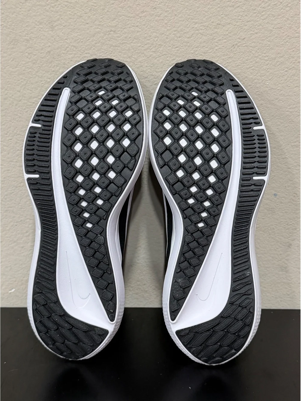 Size 7.5 - Nike Winflo 10 “Black White”